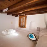 Bright & Relaxing Loft With Attic In The Heart Of Mykonos